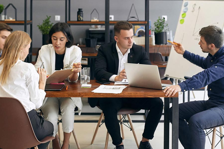 réunion intéressante et efficace selon Anne Craye participants dynamiques en interaction cadre de travail convivial