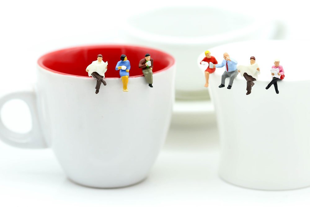 Personnages assis sur des tasses à café qui symbolisent les 5 fonctions des locaux professionnels selon Anne Craye